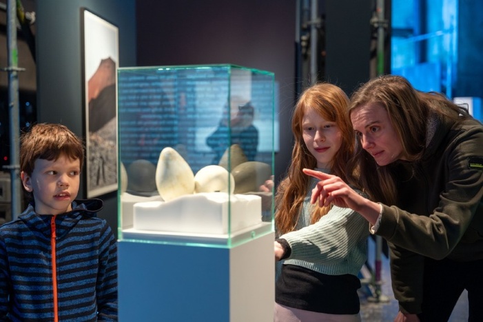 Familienführung „Tierische Helden im Eis“ in der Begleitausstellung zum Panorama ANTARKTIS: Foto Tom Schulze &copy; Panometer