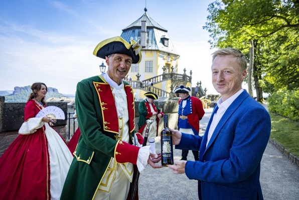 Dr. André Thieme und Michael Thomas präsentieren die Sonderedition zu "300 Jahre Riesenweinfass" &copy; Marko Förster/Festung Königstein gGmbH
