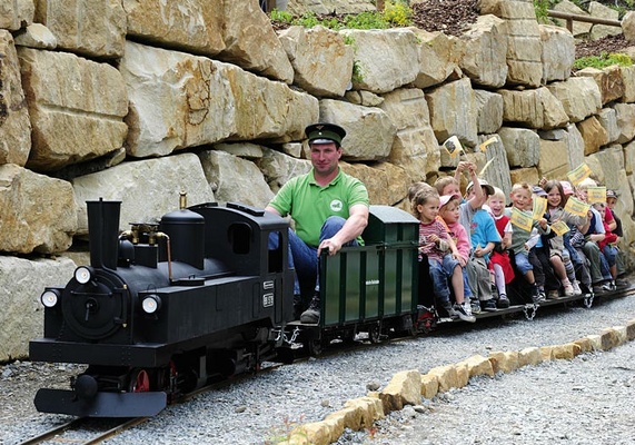 Kinder fahren mit der Bergbahn der Kleinen Sächsischen Schweiz. Foto: Tourismusverband Sächsische Schweiz Kinder fahren mit der Bergbahn der Kleinen Sächsischen Schweiz. Foto: Tourismusverband Sächsische Schweiz