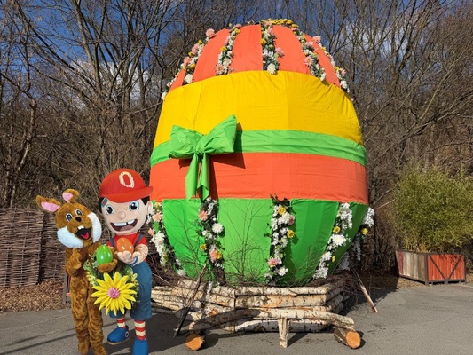 Oskar und der Osterhase vor Sachsens mit 6m größstem Osterei &copy; Oskarshausen
