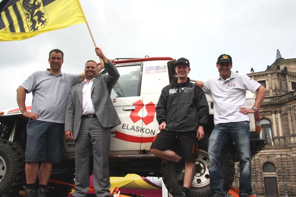 ?Die Dresdner Rallyefahrer?: v.l. Gerd Kastenmeier (zum 9. Mal bei der Rallye dabei), Sven Mania, Leiter des Eigenbetriebs Sportstätten- und Bäderbetr ?Die Dresdner Rallyefahrer?: v.l. Gerd Kastenmeier (zum 9. Mal bei der Rallye dabei), Sven Mania, Leiter des Eigenbetriebs Sportstätten- und Bäderbetr