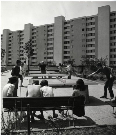 Siedlung Perlach, im Vordergrund Tischtennis-Platz / Foto: Kurt Otto, 15. Juni 1970, Hamburgisches Architekturarchiv
