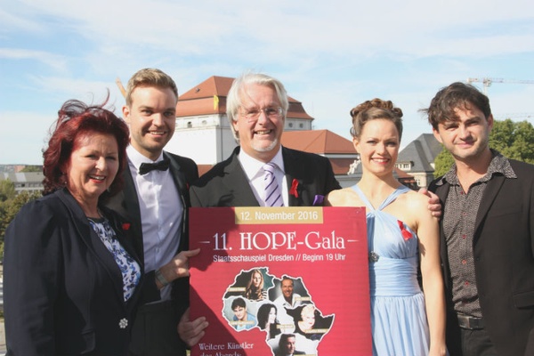 v.l. Viola Klein, Tenor Jannik Harneit, Dirigent an der Staatsoperette Peter Feigel, Sopranistin Olivia Delauré und der Schauspieler und Musiker Lenn v.l. Viola Klein, Tenor Jannik Harneit, Dirigent an der Staatsoperette Peter Feigel, Sopranistin Olivia Delauré und der Schauspieler und Musiker Lenn