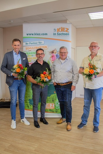 Mitglieder des Landesverbandes KiEZ Sachsen e. V. sowie des neu gewählten und bestätigten Vorstandes © Claudia Sobotta / KiEZ Querxenland Mitglieder des Landesverbandes KiEZ Sachsen e. V. sowie des neu gewählten und bestätigten Vorstandes © Claudia Sobotta / KiEZ Querxenland