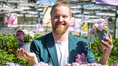Hannes Schrader präsentiert Sachsens Balkonpflanze des Jahres 2026 / Foto: Marko Förster/Gartenbauverband Mitteldeutschland e.V.