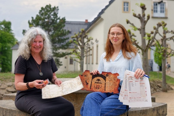 Ines Eisoldt (l.) und Kim Wötzel stellen das neue Pen-&-Paper-Rollenspiel der Bergfestung vor. Foto: Anne Jungowitz Ines Eisoldt (l.) und Kim Wötzel stellen das neue Pen-&-Paper-Rollenspiel der Bergfestung vor. Foto: Anne Jungowitz