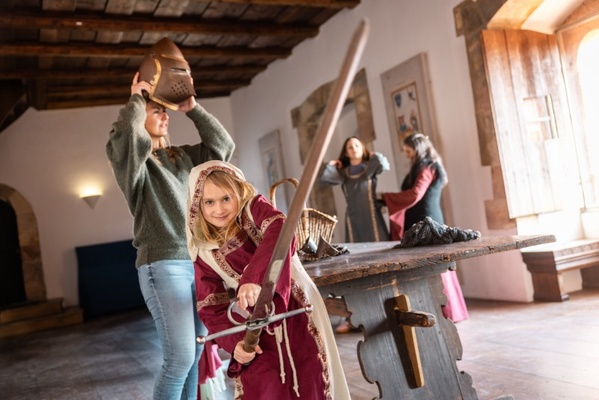 Ritterschwert selbst testen auf Burg Gnandstein &copy; Philipp Herfort Photography