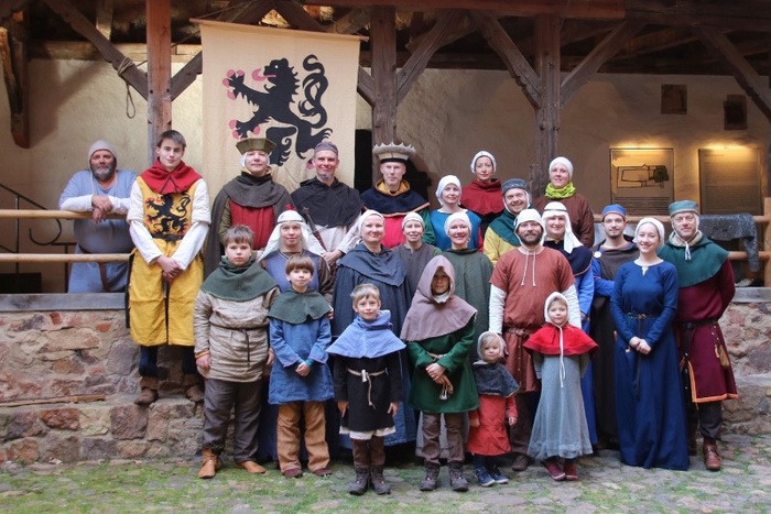 Gruppenbild des Vereins in der Burg &copy; Verein Mark Meissen 1200 e.V.