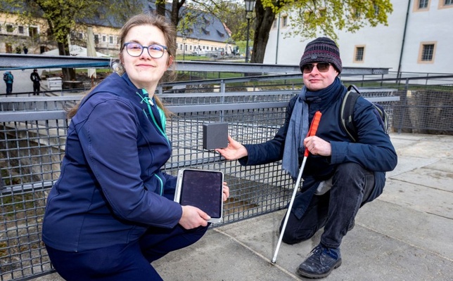 Julia Gesell, Inklusionsbeauftragte der Festung Königstein, und Dr. Jan Blüher, Geschäftsführer des Dresdner Startups visorApps / Foto: Marko Förster