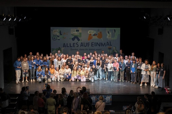 Preisträger*innen Jugenkunstpreis 2024 / Fotograf: Steffen Pydde Preisträger*innen Jugenkunstpreis 2024 / Fotograf: Steffen Pydde
